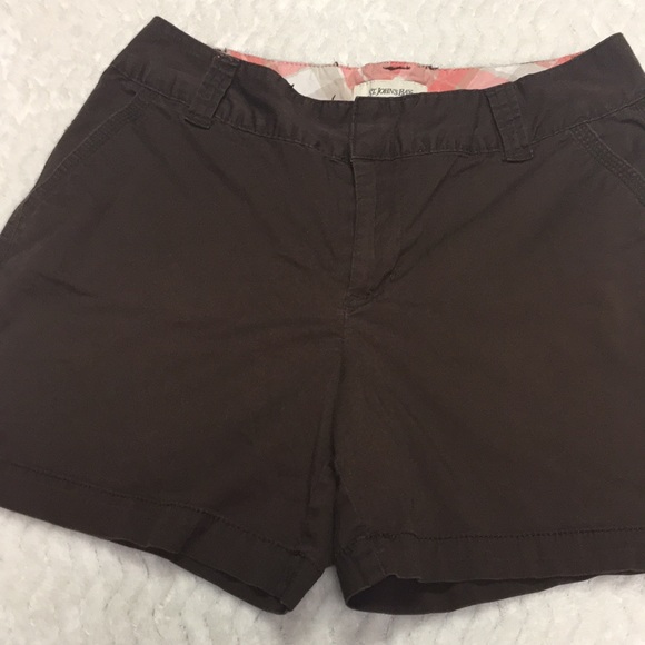 St. John’s Bay brown khaki shorts - size 6 - Picture 2 of 7